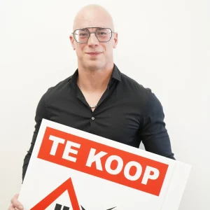 Kevin Bessems met Te Koop bord