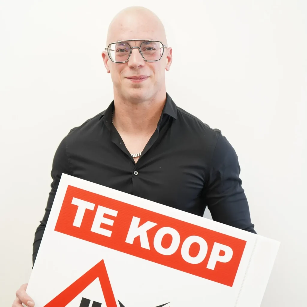 Kevin Bessems met Te Koop bord